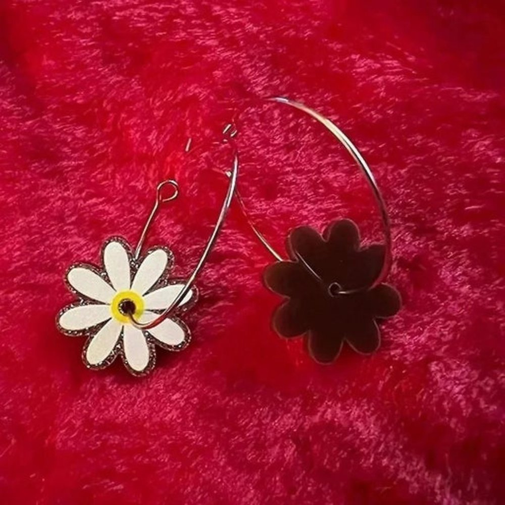 White Brown Daisy Acrylic Hoop Earrings